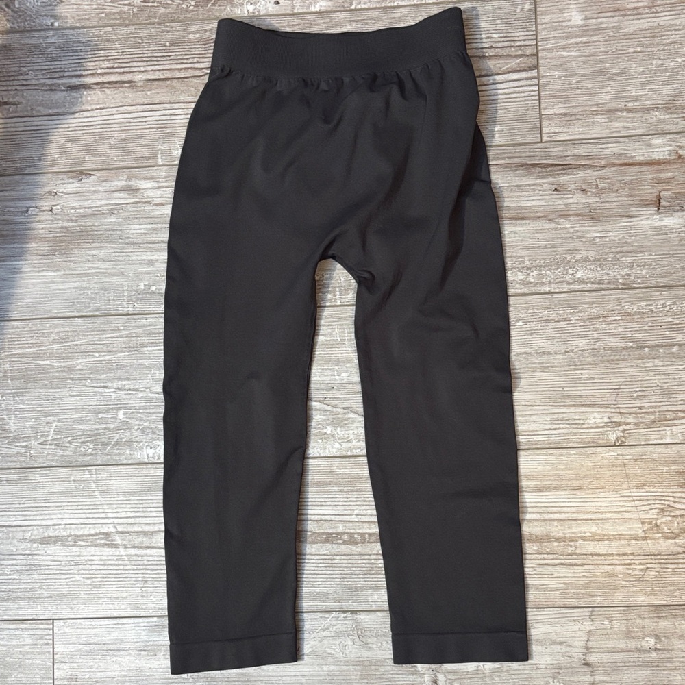 Nikibiki Women's seamless Capri leggings (one size)